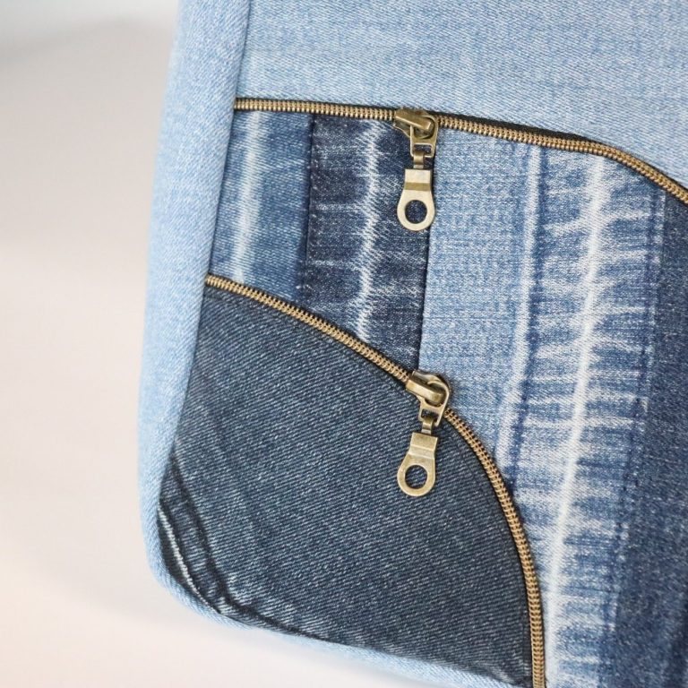 Unser Handtaschen Sortiment Tasche mit verschiedenen Denim-Stoffen und goldenen Zippern.
