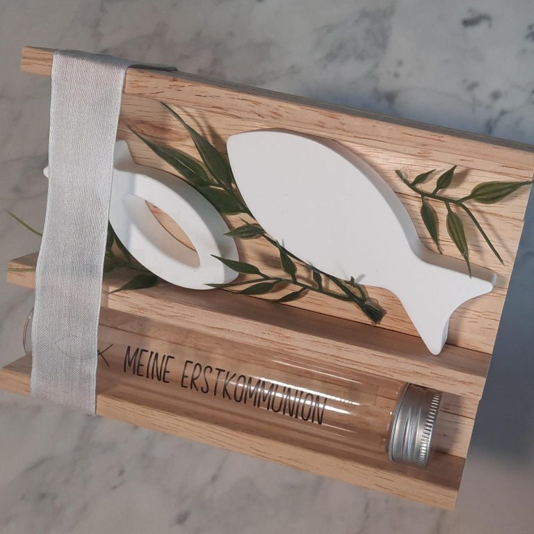Deko für jede Jahreszeit Ein aus rotem und braunem Stoff handgefertigter Adventskalender in Form eines Weihnachtssterns.